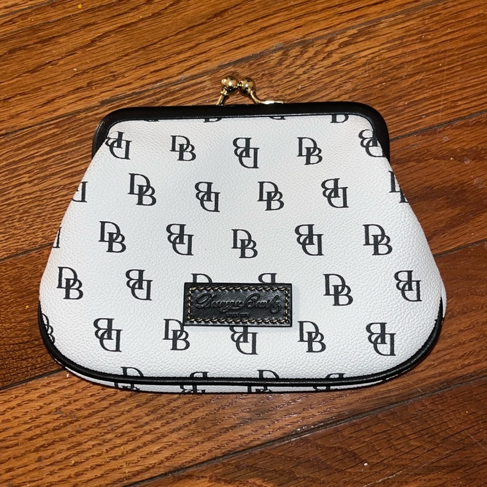 Dooney and Bourke clutch